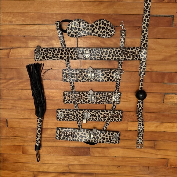 Perfect leopard style bedroom restraint kit! - Picture 2 of 8
